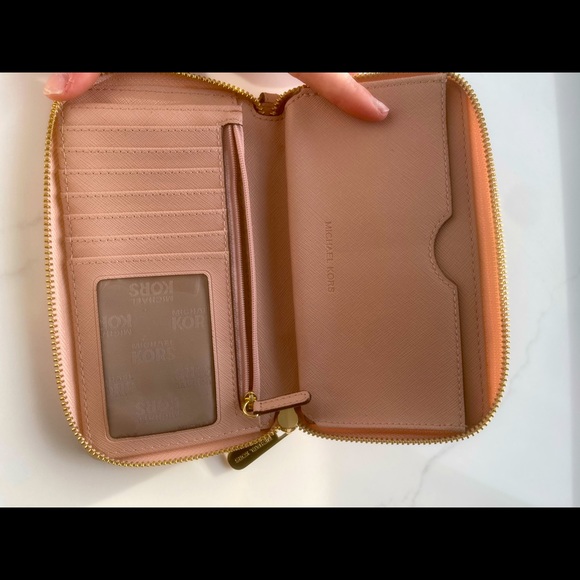 Michael kors pink wallet - Picture 3 of 3